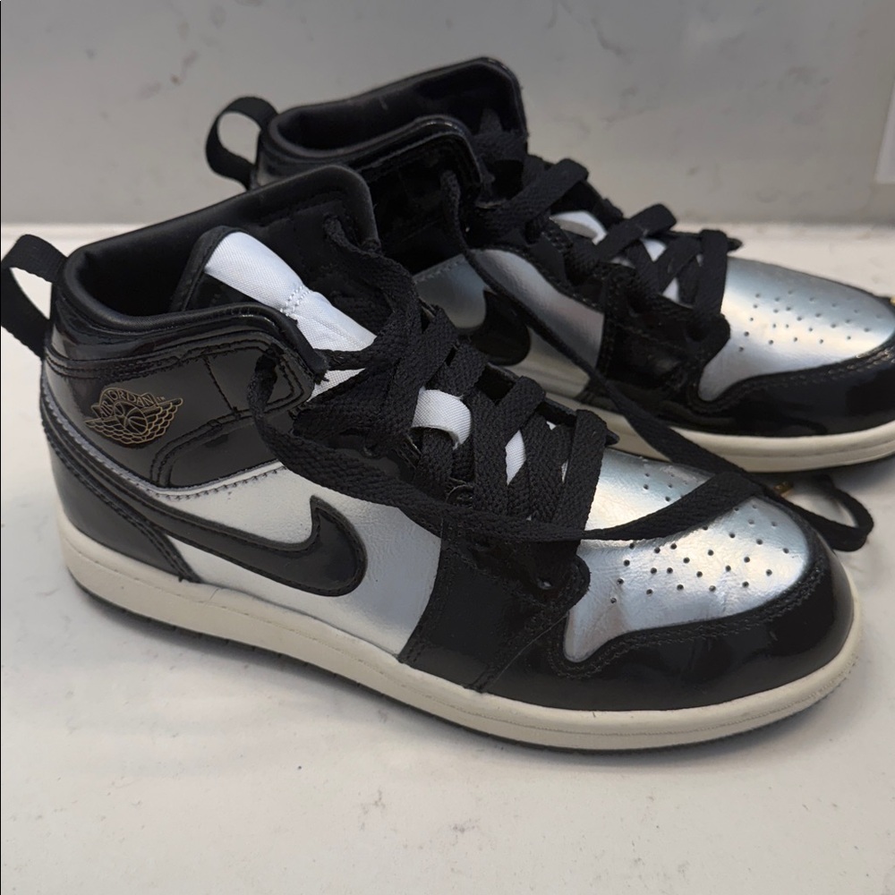 Nike Air Jordan Black and Silver High-Top Sneakers
Boys Size 2